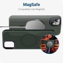 Donkergroen hoesje met MagSafe-ring, getoond met magnetische oplader, en een detail van een telefoon.