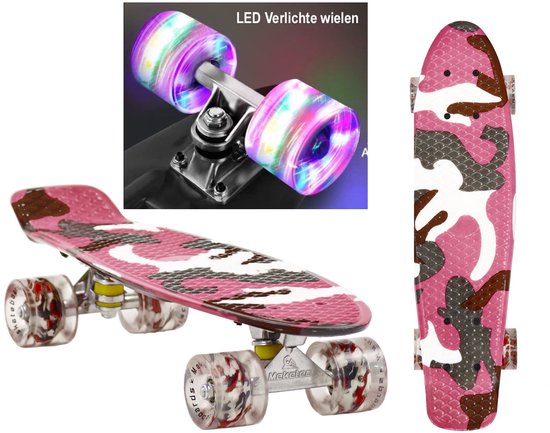 Roze camouflage penny board met lichtgevende wielen. De LED-verlichting is zichtbaar.