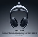 Zwarte gaming headset met witte hoofdband, hangend aan een oplaadbeugel. Met de tekst 'SNELLADEN'.
