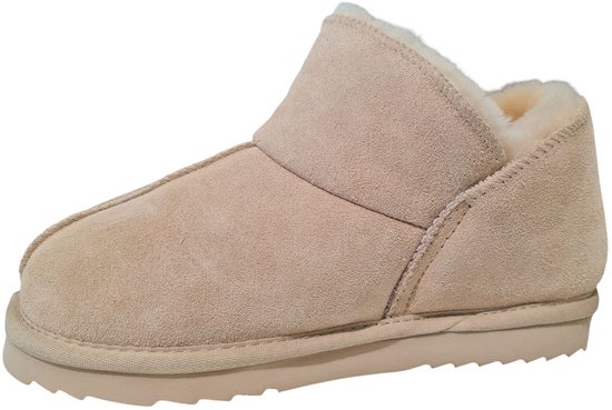 Lichtroze suède pantoffel met schapenvacht voering en een opstaande rand.