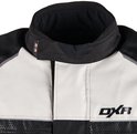 Kraag detail van een zwarte, lichtgrijze en rode motorjas met DXR-logo.