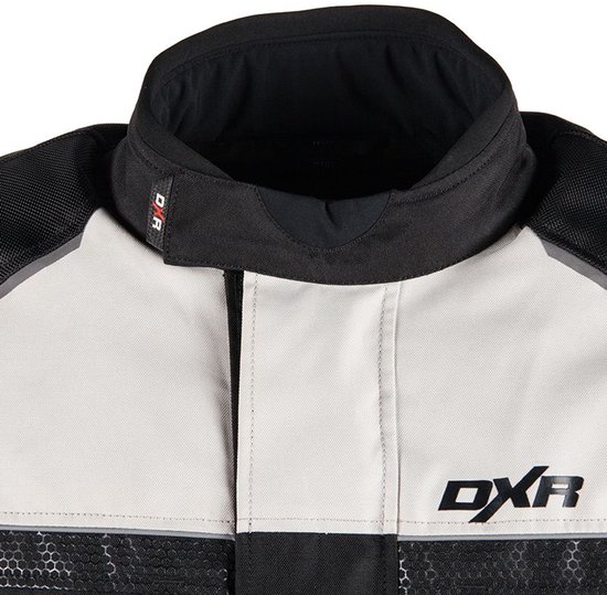Kraag detail van een zwarte, lichtgrijze en rode motorjas met DXR-logo.