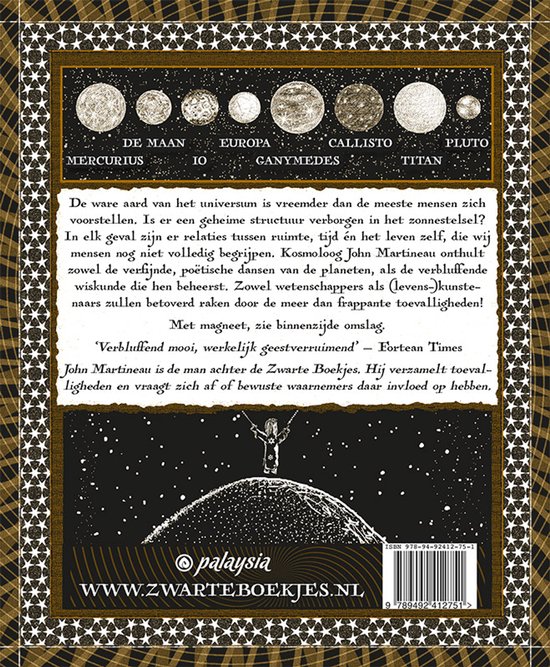 Achterkant van een boek met afbeeldingen van planeten, tekst en een silhouet van een vrouw op een heuvel.