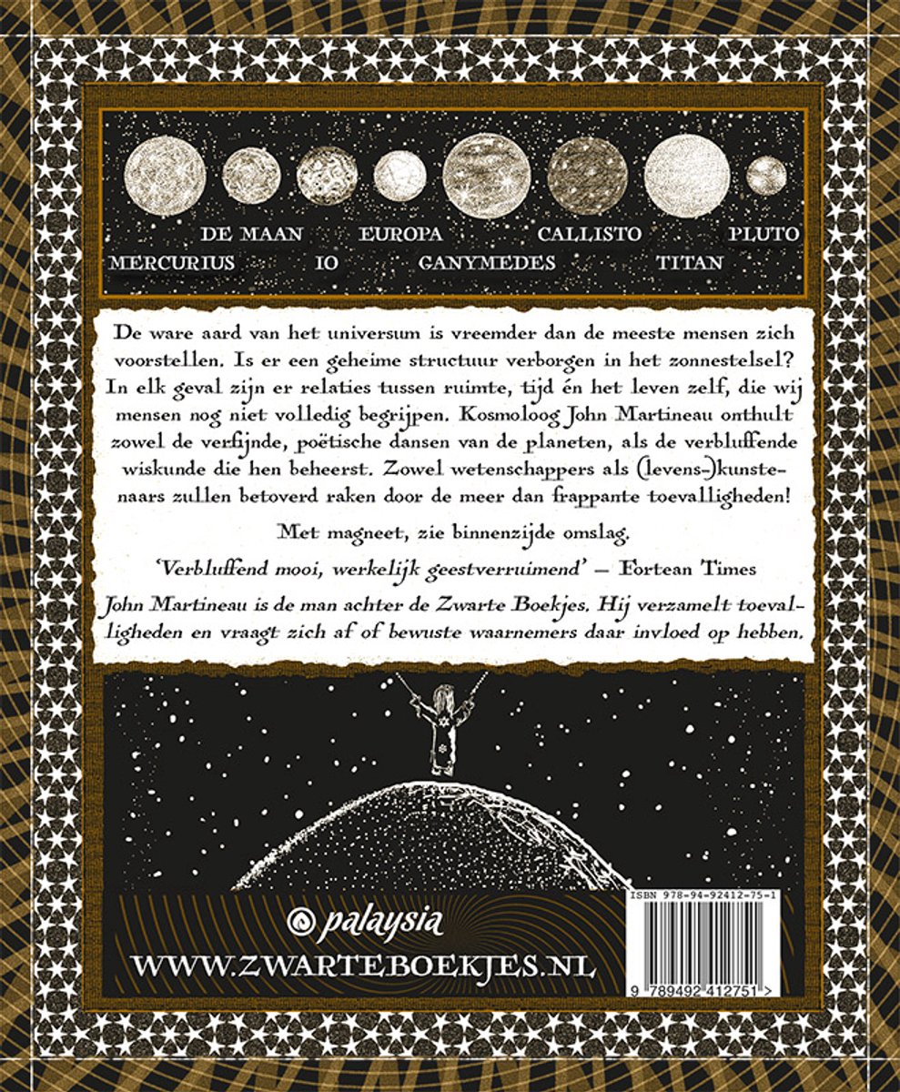 Achterkant van een boek met afbeeldingen van planeten, tekst en een silhouet van een vrouw op een heuvel.