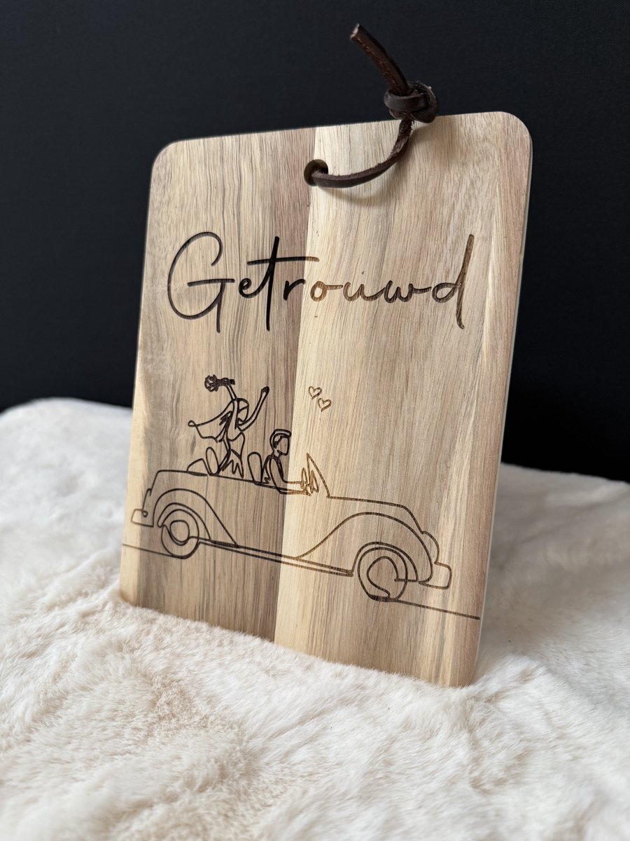 Houten serveerplank met 'Getrouwd' erop als origineel trouwkado