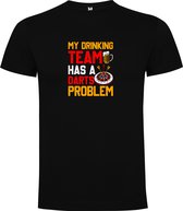 Zwart T-Shirt met “My Drinking Team has a Darts Problem“ Print Full Color Maat 2XL