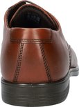 Bruine leren veterschoen, de achterkant met stiksels.