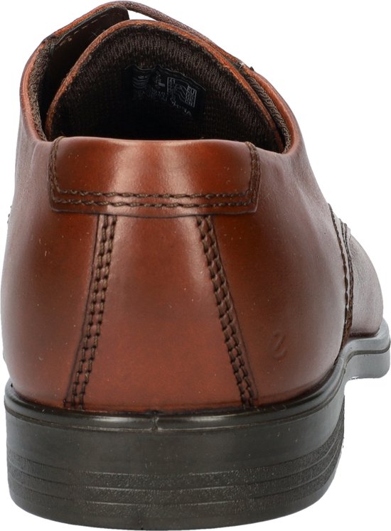 Bruine leren veterschoen, de achterkant met stiksels.