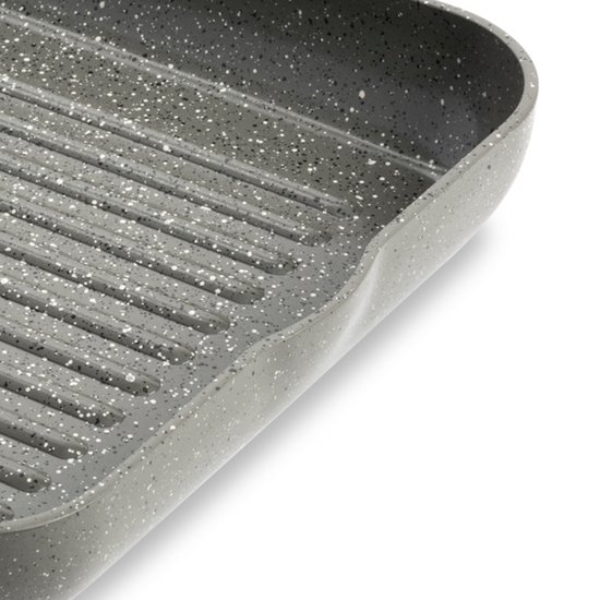 Close-up van de rand en ribbels van een grijze grillpan met marmerlook.