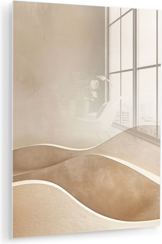 Glazen wanddecoratie met beige, golvende, abstracte vormen in een lichte, moderne woonkamer met een groot raam.