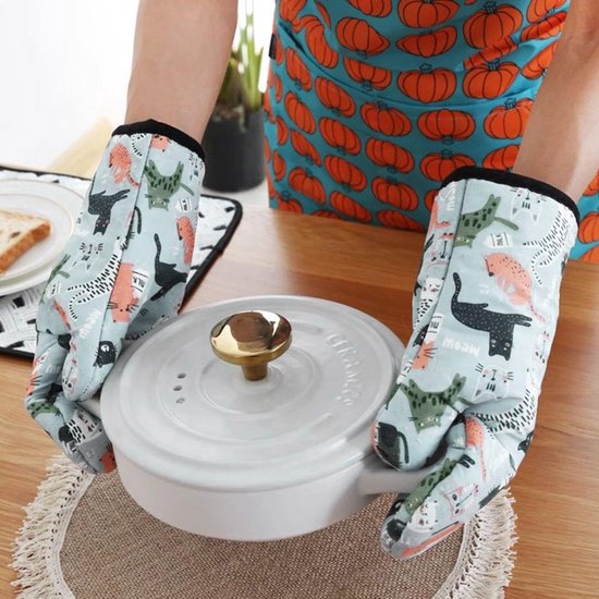 Grijze ovenwanten met speelse kattenprint in oranje, zwart en groen, met een oranje schort met pompoenen erop.