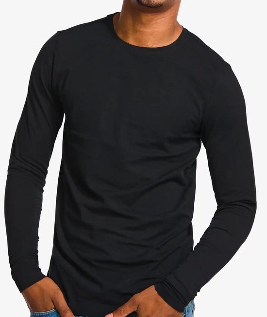 Man met langarmig, aansluitend zwart bamboe shirt en spijkerbroek.