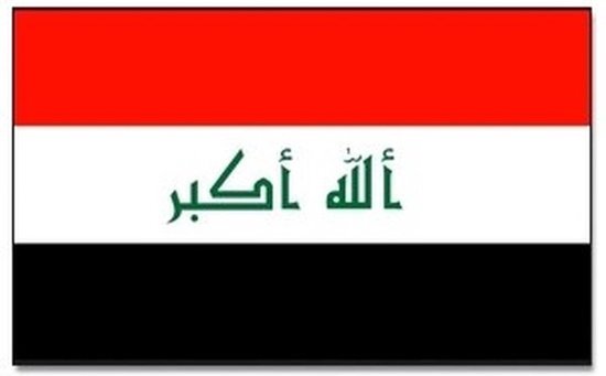 Iraakse vlag met horizontale banen rood, wit, zwart en groene tekst.