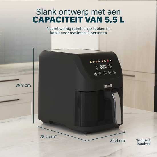 Zwarte Princess heteluchtfriteuse met digitaal display. Afmetingen 39,9 x 28,2 x 22,8 cm. De tekst 'Slank ontwerp met een capaciteit van 5,5 L' staat erboven.