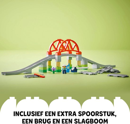 LEGO Duplo treinbaan met oranje brug, overweg, bloem en twee Duplo poppetjes.