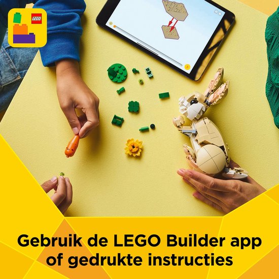 Enfants construisant des animaux LEGO avec tablette et instructions.