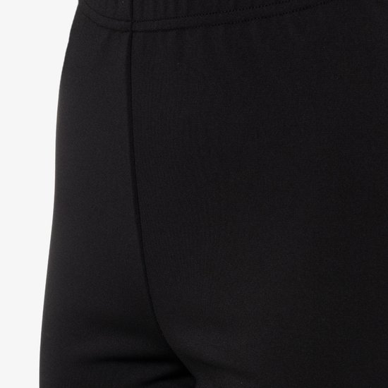 Close-up van zwarte flared broek, detail van de naad aan de achterkant.