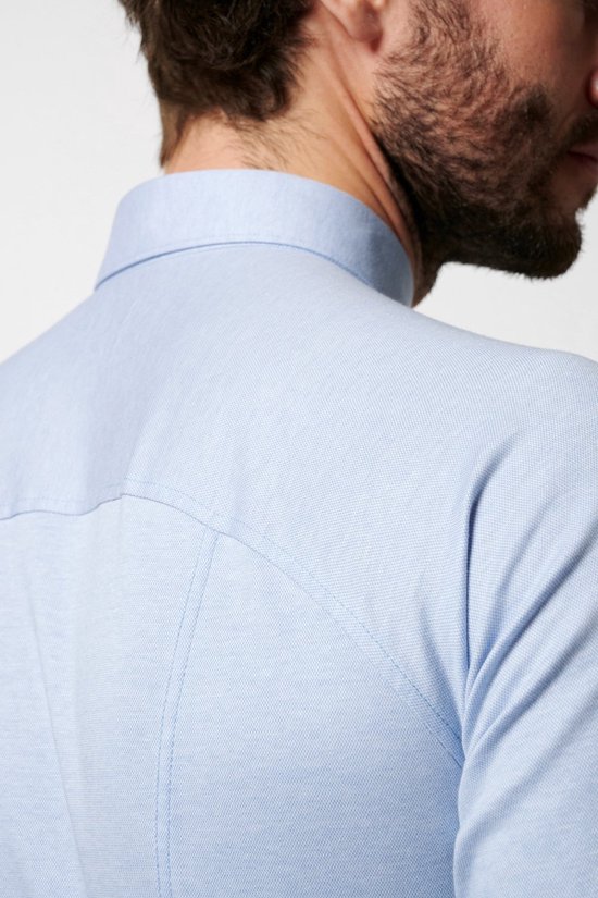 Arrière d'une chemise en jersey bleu clair, autour du cou