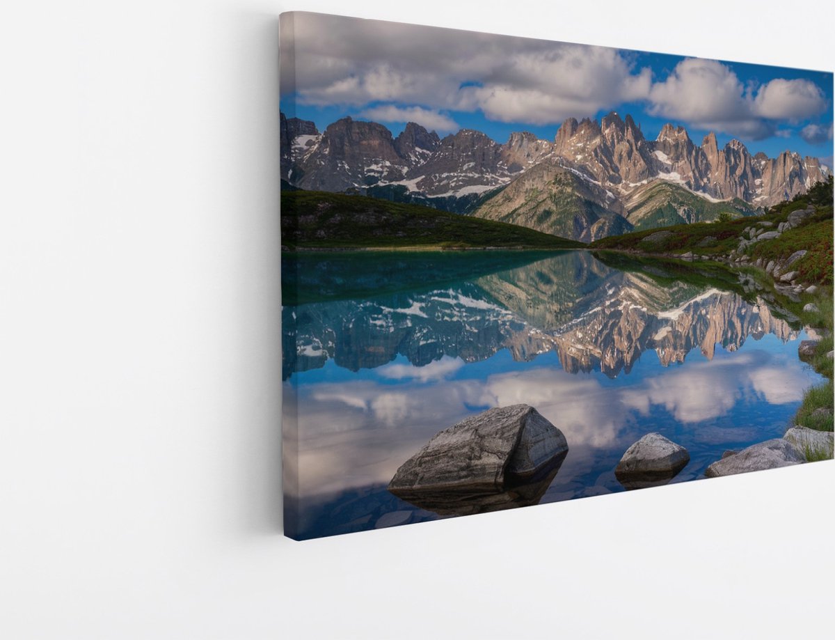 Saammp Canvas Schilderij - Tussen de bergen - Landschap - Bloemen - Natuur - 70x50 - Foto op canvas - Wanddecoratie - Muurdecoratie Woonkamer - Slaapkamer decoratie - Canvas Print Multicolor