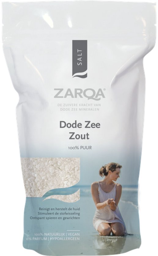 Zak ZARQA Dode Zee Zout met een vrouw in witte jurk op het strand.