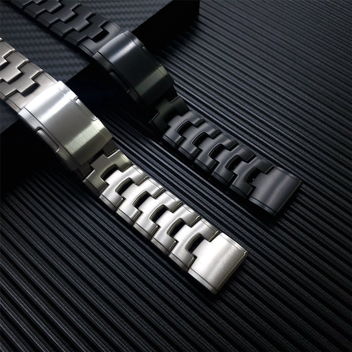 Stravo Titanium Bandje voor Garmin Fenix 9/9 Pro 47mm, Fenix 8/8 Pro 47mm, Fenix E, Fenix 7/7 Pro, Fenix 6/6 Pro, Fenix 5/5 Plus & Epix/Epix Pro Gen 2 47mm – QuickFit 22mm Horlogebandje – Zwart thumbnail 6