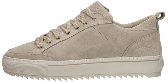 Crème suède lage sneakers, zijaanzicht, met beige veters en witte platformzool.