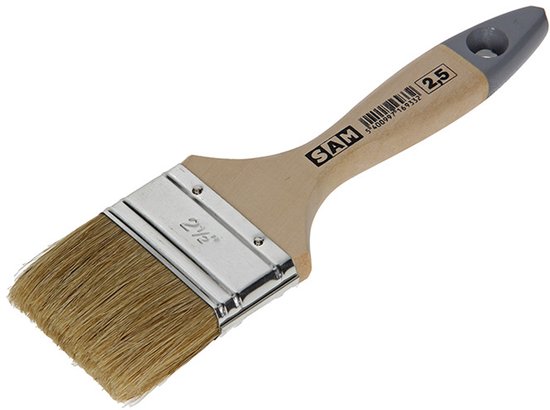 Een platte verfkwast met een houten handvat met 'SAM' en '2,5' erop. Metalen band.