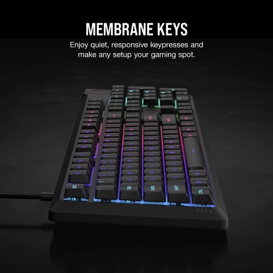 Zwart gaming toetsenbord met verlichte membrane toetsen, getoond in een donkere omgeving.