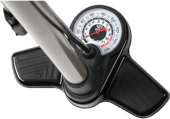 Detail van de manometer en voet van een zilveren fietspomp.