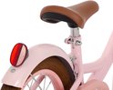 Roze fiets met bruin zadel en rode reflector.