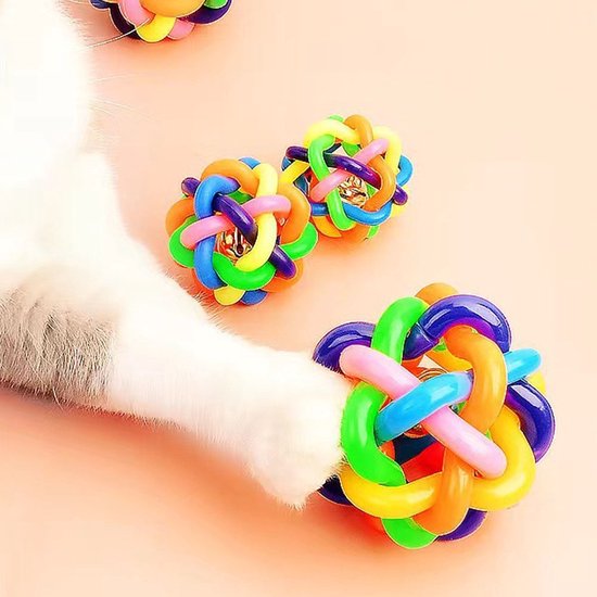 Kleurrijke TPR-speelgoedballen met ringen, een kat speelt met een bal.