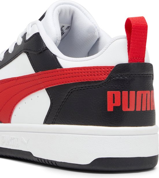 Nauwkeurige weergave van de zwarte sneaker met rode Puma-streep en -letters op de hiel.