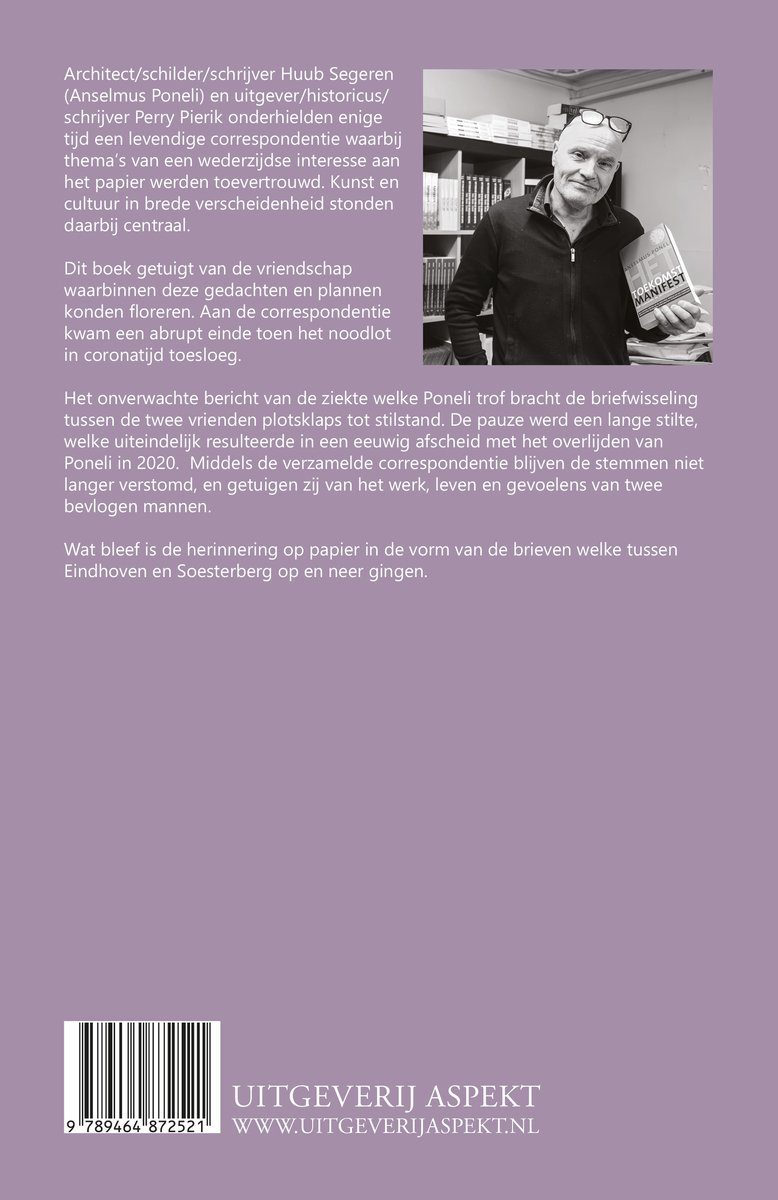 Een man met een bril, die een boek vasthoudt met de tekst 'MANIFEST'.