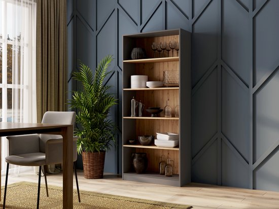 Grijze boekenkast met zes planken gevuld met servies, glazen en decoratie. Houten achterwand.