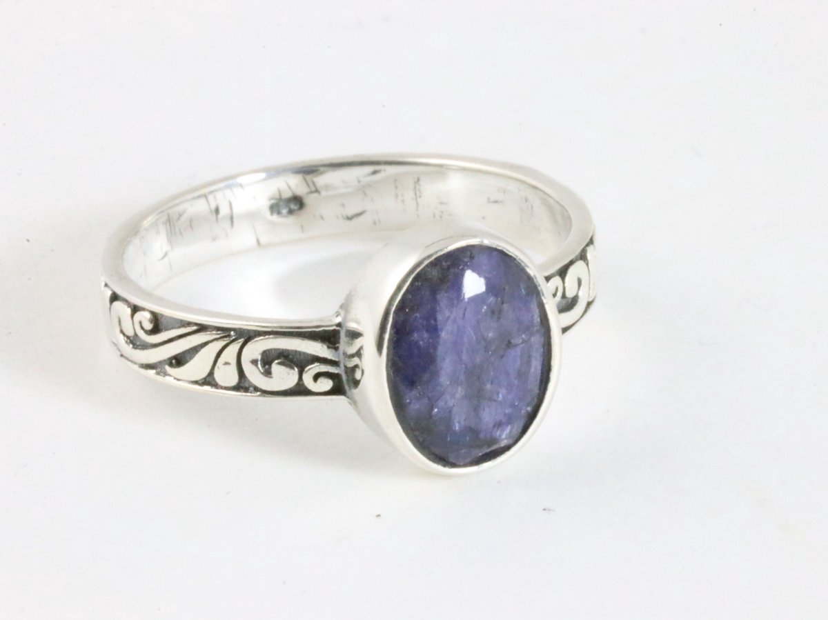 Fijne bewerkte zilveren ring met blauwe saffier - maat 17.5
