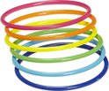 Stapel van zeven gekleurde armbanden: fuchsia, oranje, geel, groen, lichtblauw, blauw.