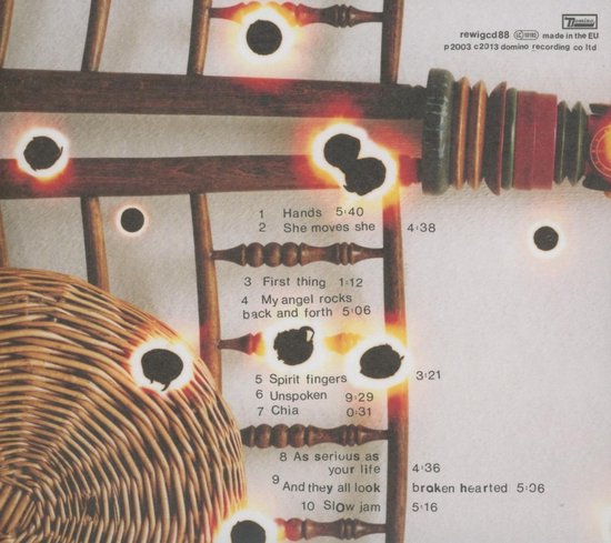 Albumhoes met tracklist, zitting van een rotan stoel, houten stoel en een abstract object.