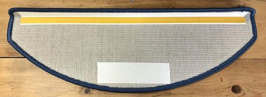 Halfronde lichtgrijze trapmat met blauwe bies en tape aan achterkant.
