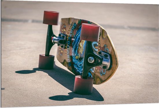Dibond - Mooi Geschilderd Skatebord aan de Onderkant - 120x80cm Foto op Aluminium (Wanddecoratie van metaal)