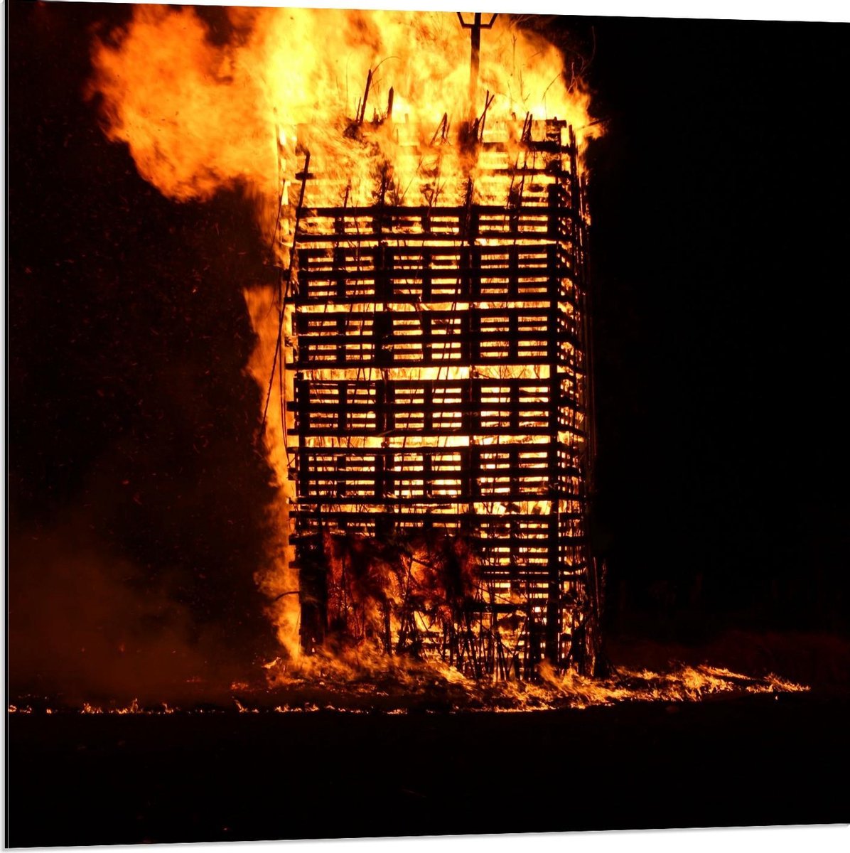 Dibond - Brandende Vuurkorf - 80x80cm Foto op Aluminium (Wanddecoratie van metaal)