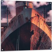 Tuinposter – Oud Verroest Schip met Oranjekleurige Lucht - 100x100cm Foto op Tuinposter  (wanddecoratie voor buiten en binnen)
