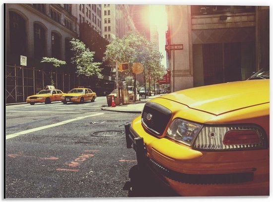 Dibond - Voorkant van Gele Taxi in de Straat - 40x30cm Foto op Aluminium (Met Ophangsysteem)