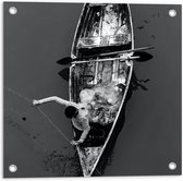 Tuinposter – Zwart/Wit Man in een Vissersbootje - 50x50cm Foto op Tuinposter  (wanddecoratie voor buiten en binnen)