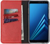 Selencia Hoesje Geschikt voor Samsung Galaxy A8 (2018) Hoesje Met Pasjeshouder - Selencia Echt Lederen Bookcase - Rood