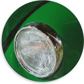 Dibond Wandcirkel - Koplamp van een Groene Auto - 50x50cm Foto op Aluminium Wandcirkel (met ophangsysteem)