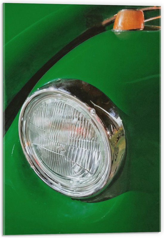 Acrylglas - Koplamp van een Groene Auto - 40x60cm Foto op Acrylglas (Met Ophangsysteem)