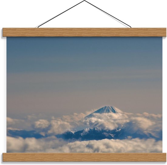 Schoolplaat – Stratovulkaan tussen Wolken - 40x30cm Foto op Textielposter (Wanddecoratie op Schoolplaat)