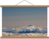 Schoolplaat – Stratovulkaan tussen Wolken - 60x40cm Foto op Textielposter (Wanddecoratie op Schoolplaat)