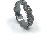 Gezwart zilveren galerie ring. 6.5mm breed en 1.5mm dik in diverse maten verkrijgbaar. Eerste gehalte zilver met gezwarte oppervlakte behandeling.
