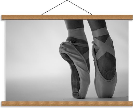 Schoolplaat – Ballerina op Spitzen (zwart/wit) - 60x40cm Foto op Textielposter (Wanddecoratie op Schoolplaat)